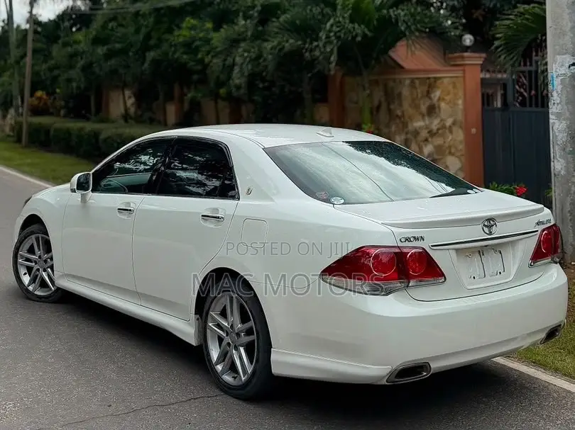 Toyota Crown 2010 White