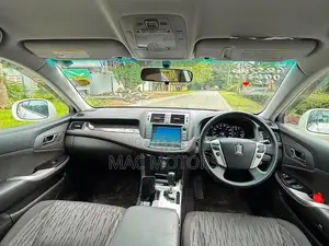 Toyota Crown 2010 White
