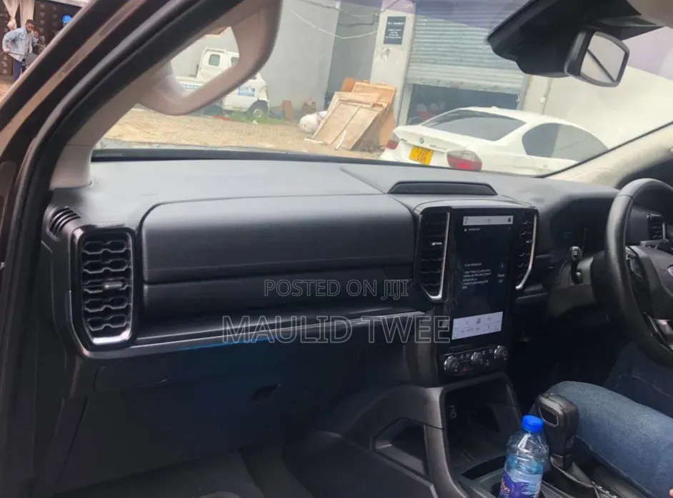 Ford Everest 2023 Gray