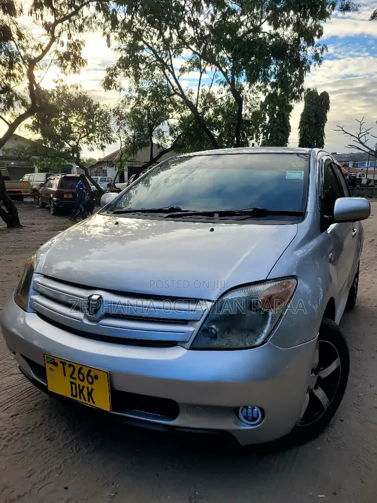 Toyota IST 2004 Silver