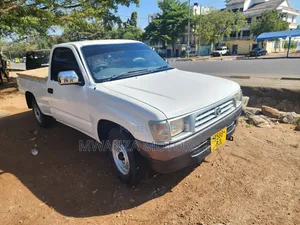 Toyota Hilux 2001 White