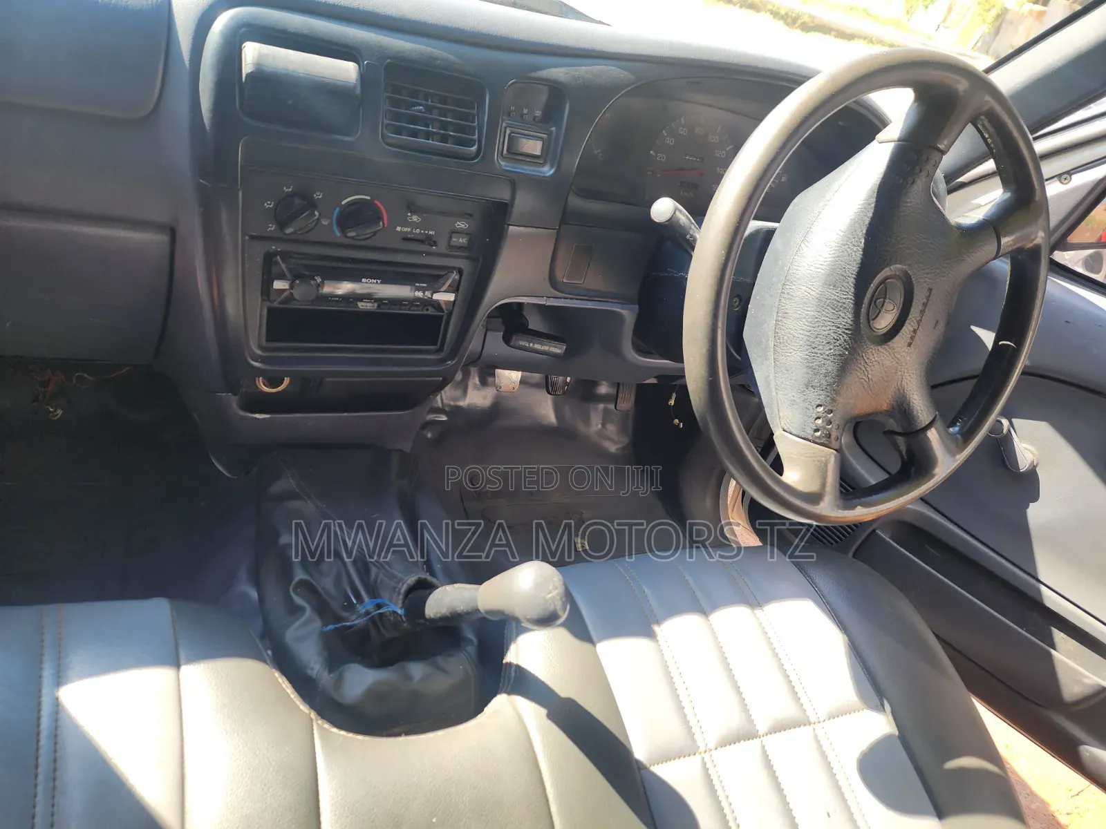 Toyota Hilux 2001 White