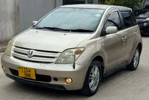 Toyota IST 2003 Gold