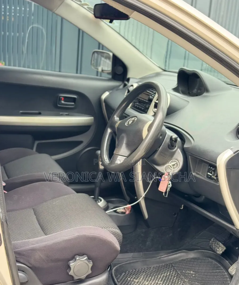 Toyota IST 2003 Gold