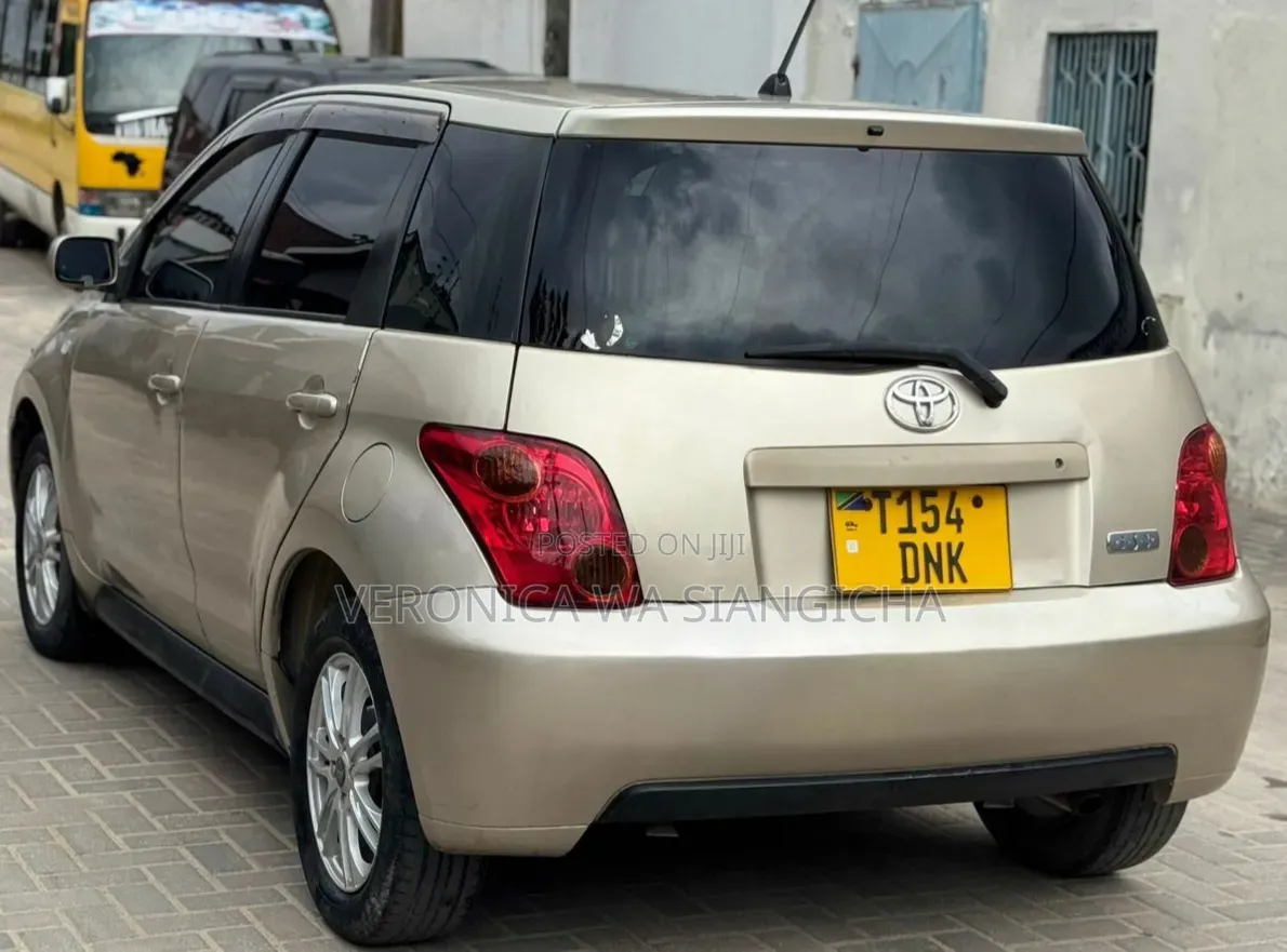 Toyota IST 2003 Gold