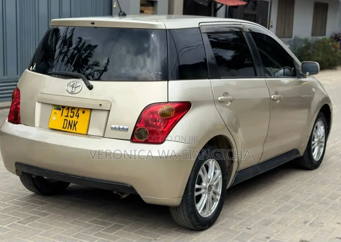 Toyota IST 2003 Gold