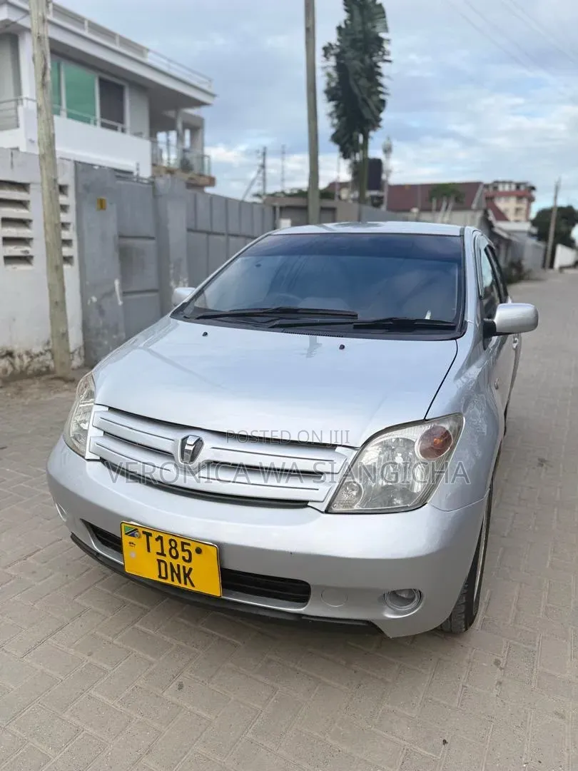 Toyota IST 2005