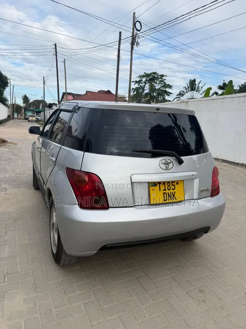 Toyota IST 2005