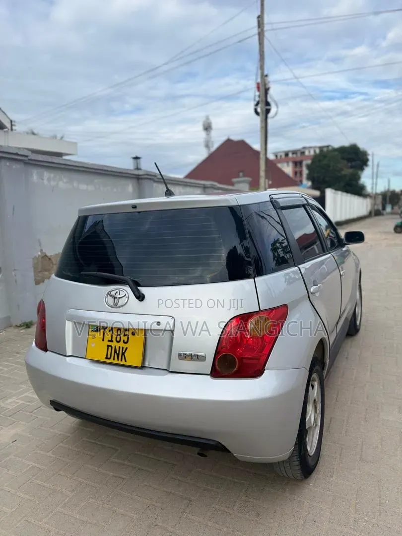 Toyota IST 2005