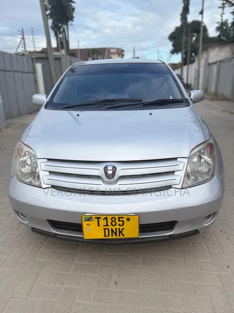Toyota IST 2005