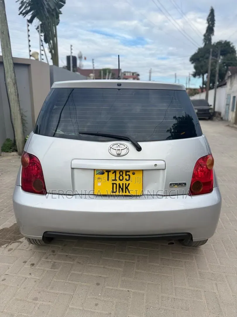 Toyota IST 2005