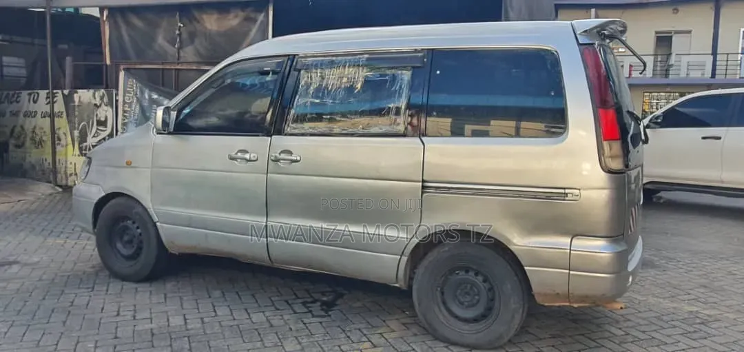 Toyota Noah 2001 Silver