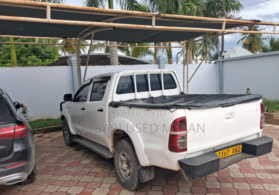 Toyota Hilux 2006 White