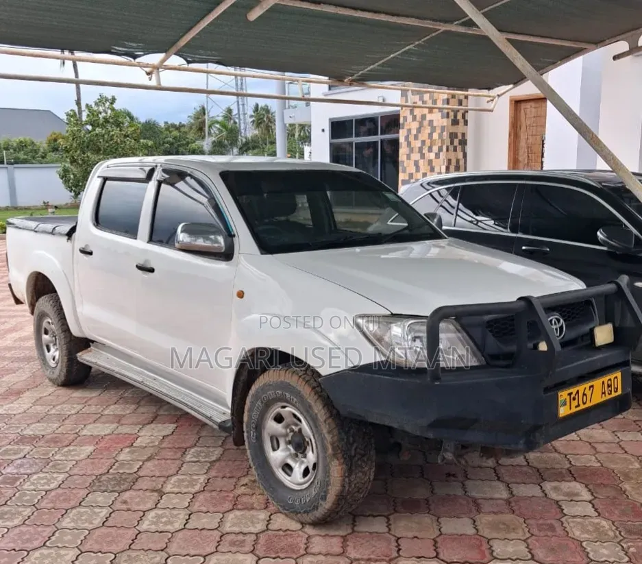 Toyota Hilux 2006 White
