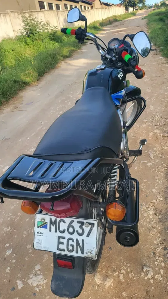 New TVS HLX 125 2025 Black