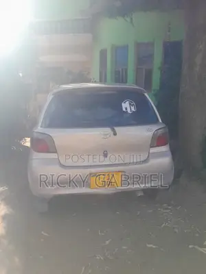 Toyota Vitz 2002 Pearl