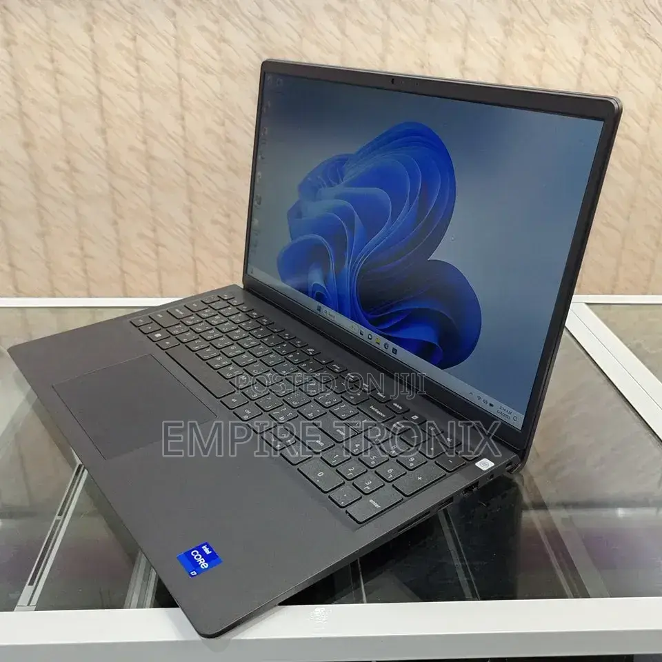 New Laptop Dell Vostro 3520 16GB Intel Core i7 SSD 512GB