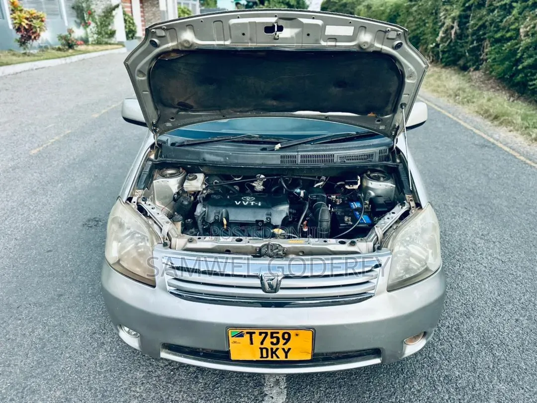 Toyota Raum 2005 Silver