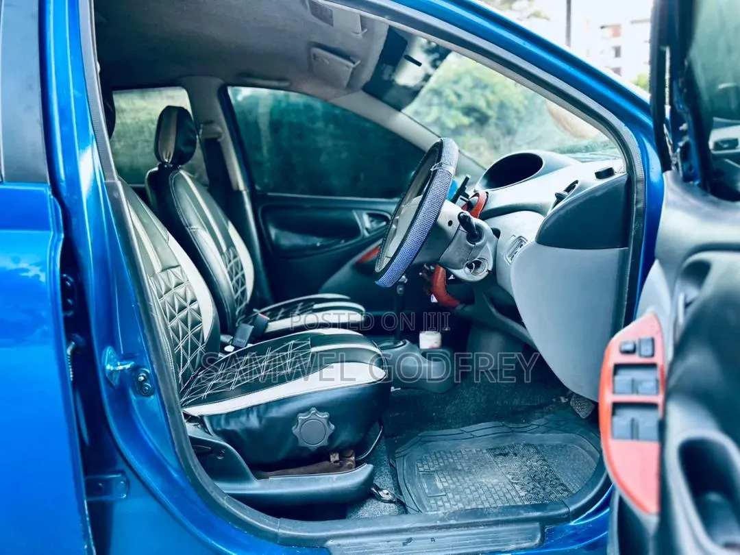 Toyota Vitz 2004 Blue
