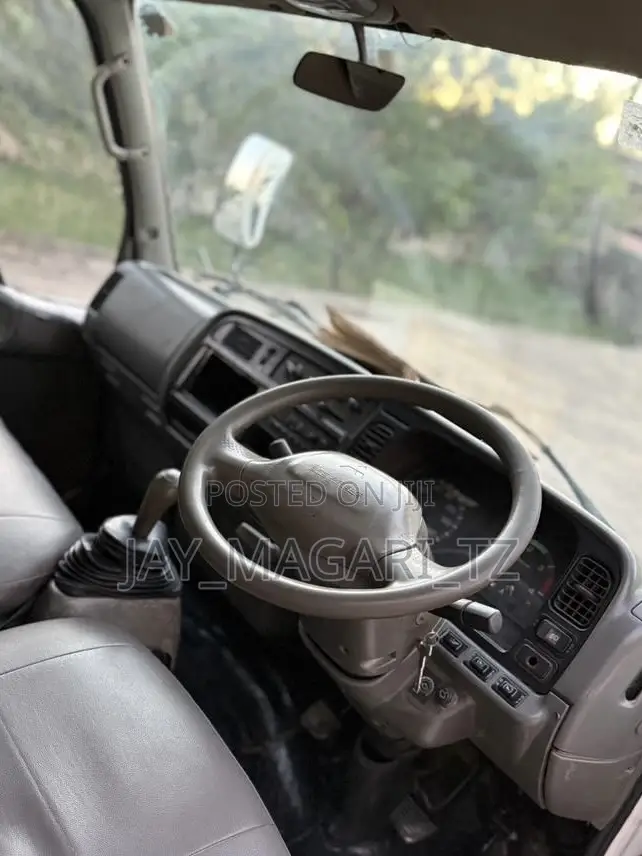 Mitsubishi Fuso Canter 2001 White