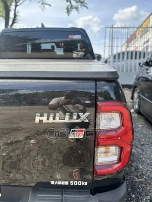 Toyota Hilux 2024 Black
