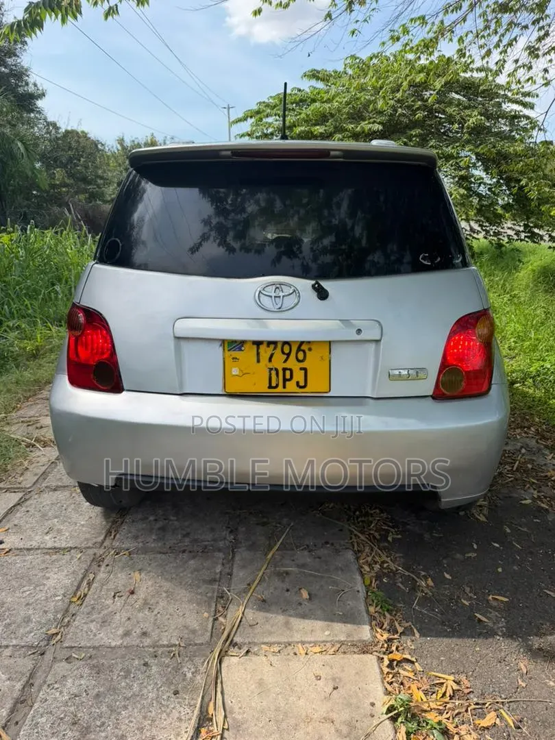 Toyota IST 2004 Silver