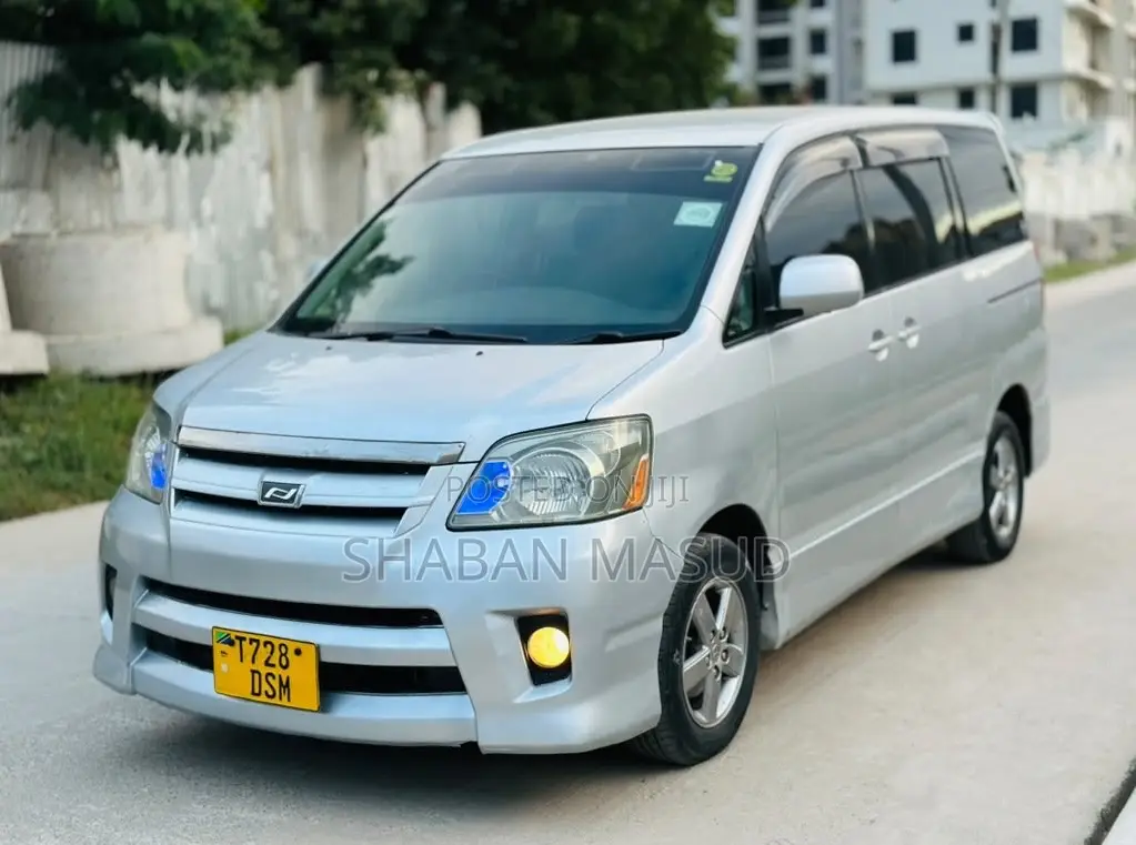 Toyota Noah 2.0 143hp AWD (8 Seater) 2008 Silver