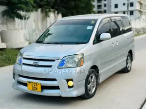 Toyota Noah 2.0 143hp AWD (8 Seater) 2008 Silver