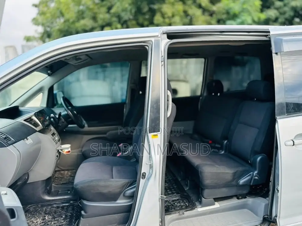 Toyota Noah 2.0 143hp AWD (8 Seater) 2008 Silver