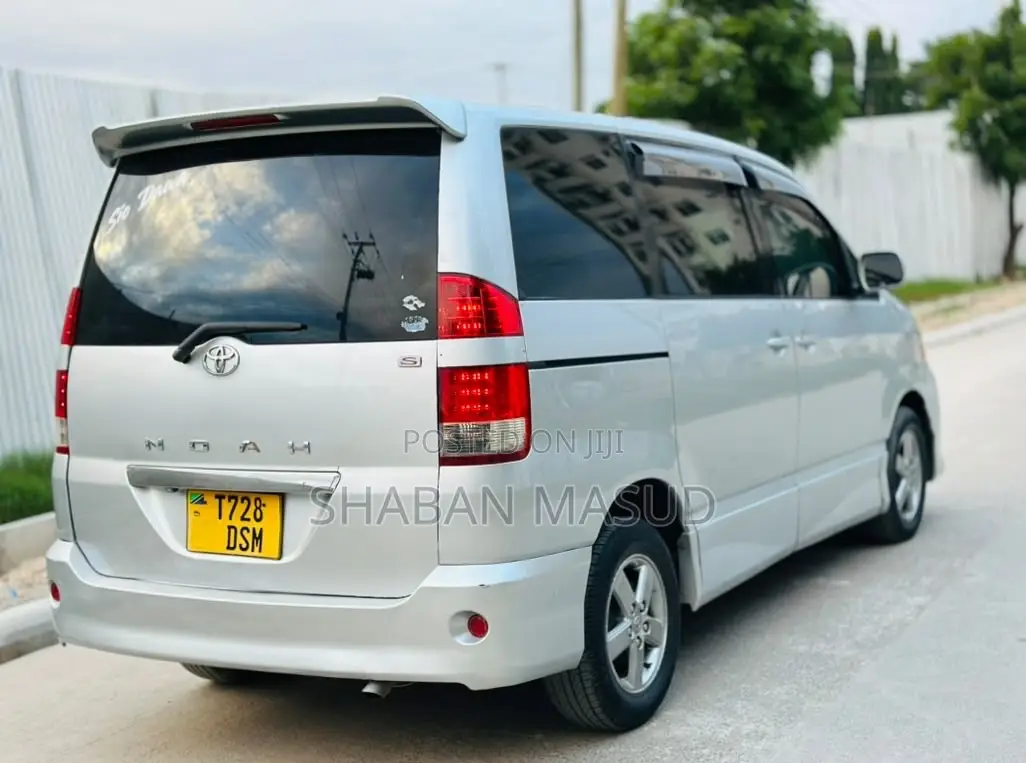 Toyota Noah 2.0 143hp AWD (8 Seater) 2008 Silver