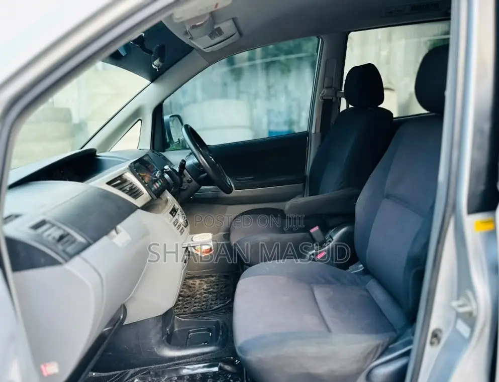 Toyota Noah 2.0 143hp AWD (8 Seater) 2008 Silver