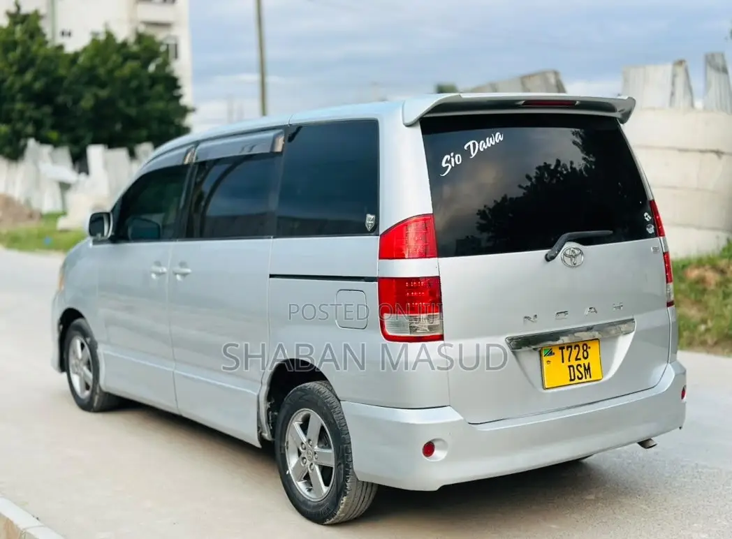 Toyota Noah 2.0 143hp AWD (8 Seater) 2008 Silver