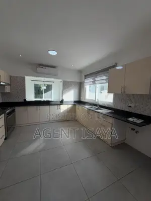 5bdrm Apartment in Oyster Bay for rent