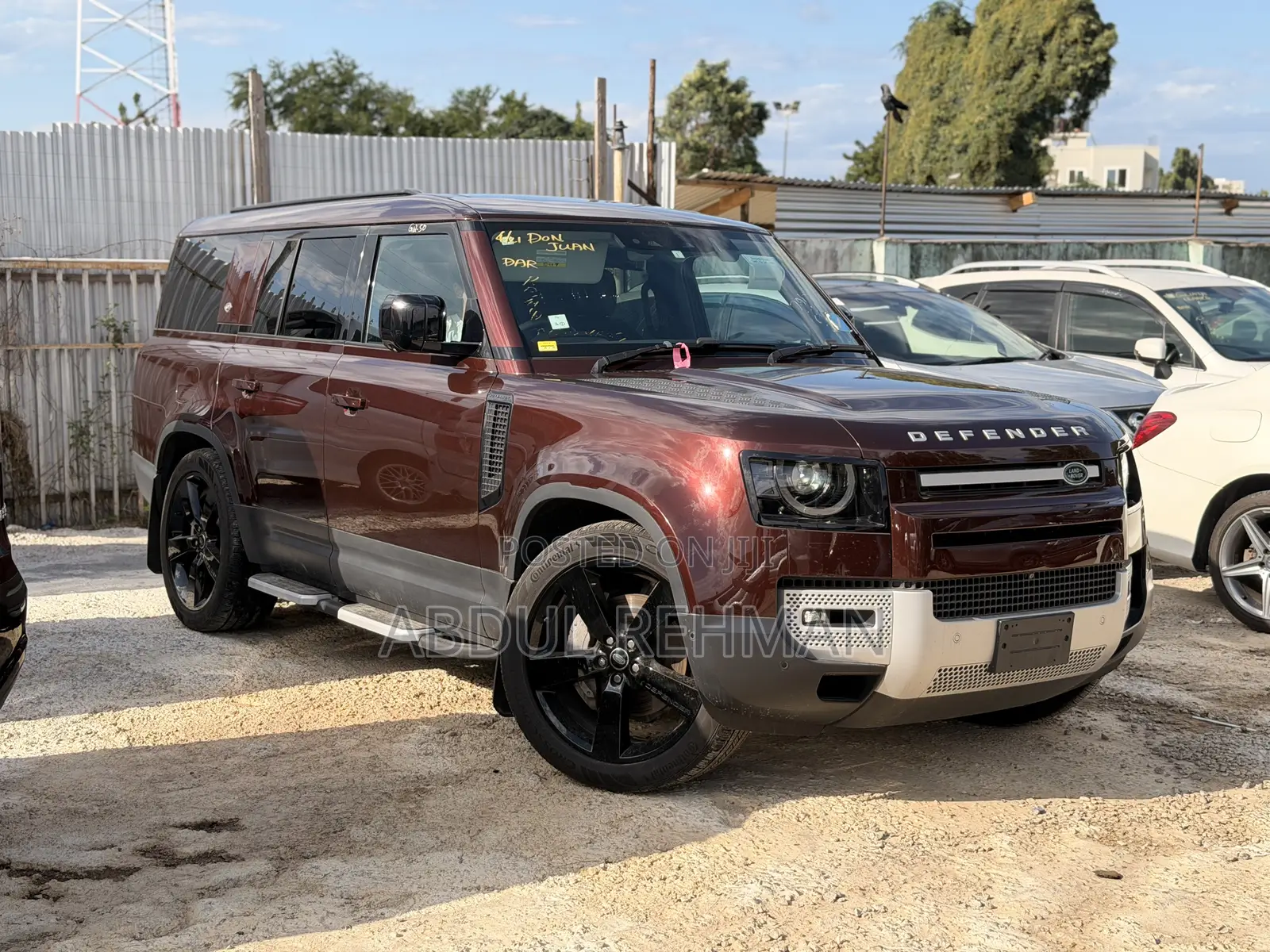 Land Rover Defender SE 2024 Red
