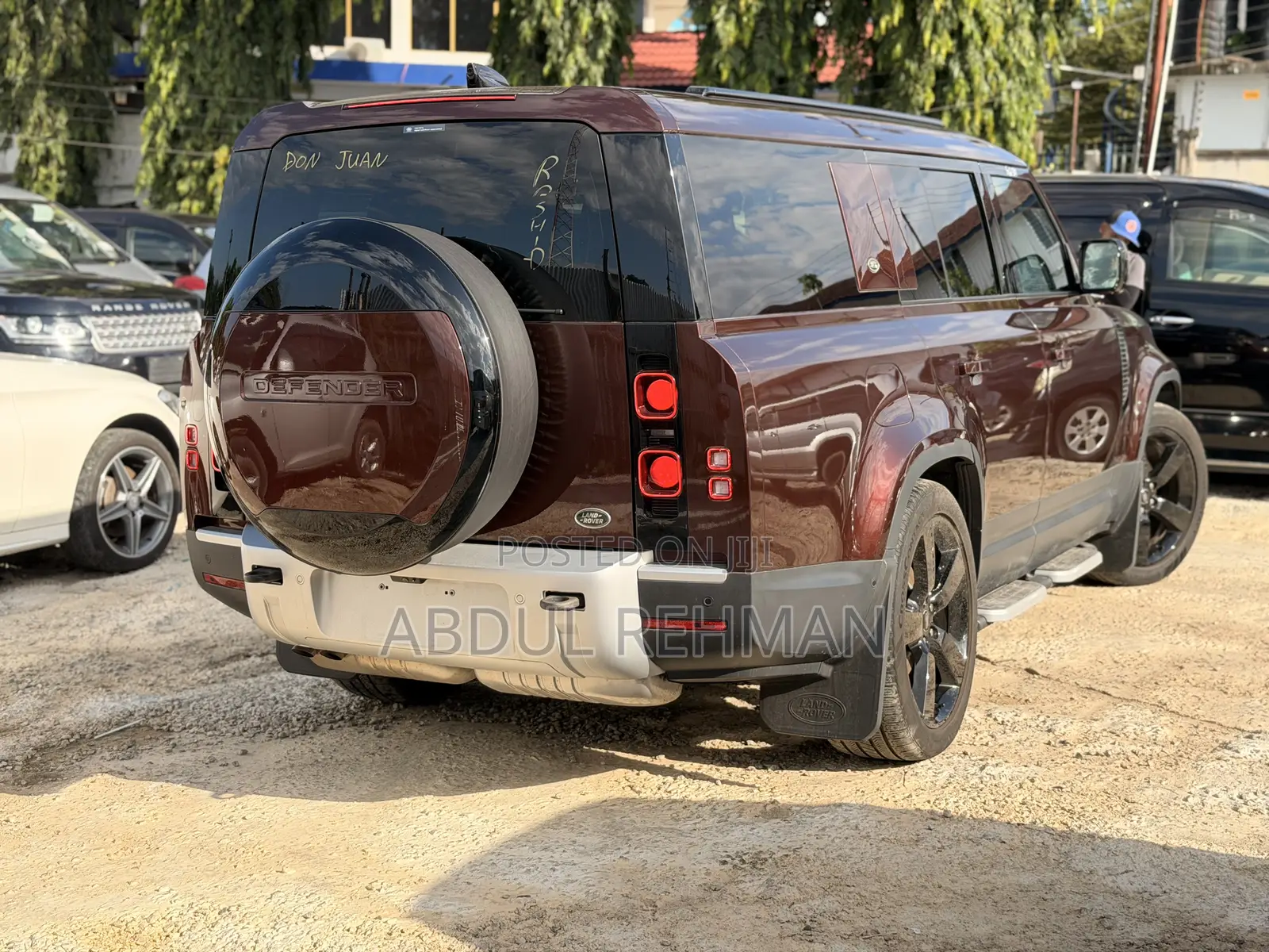 Land Rover Defender SE 2024 Red