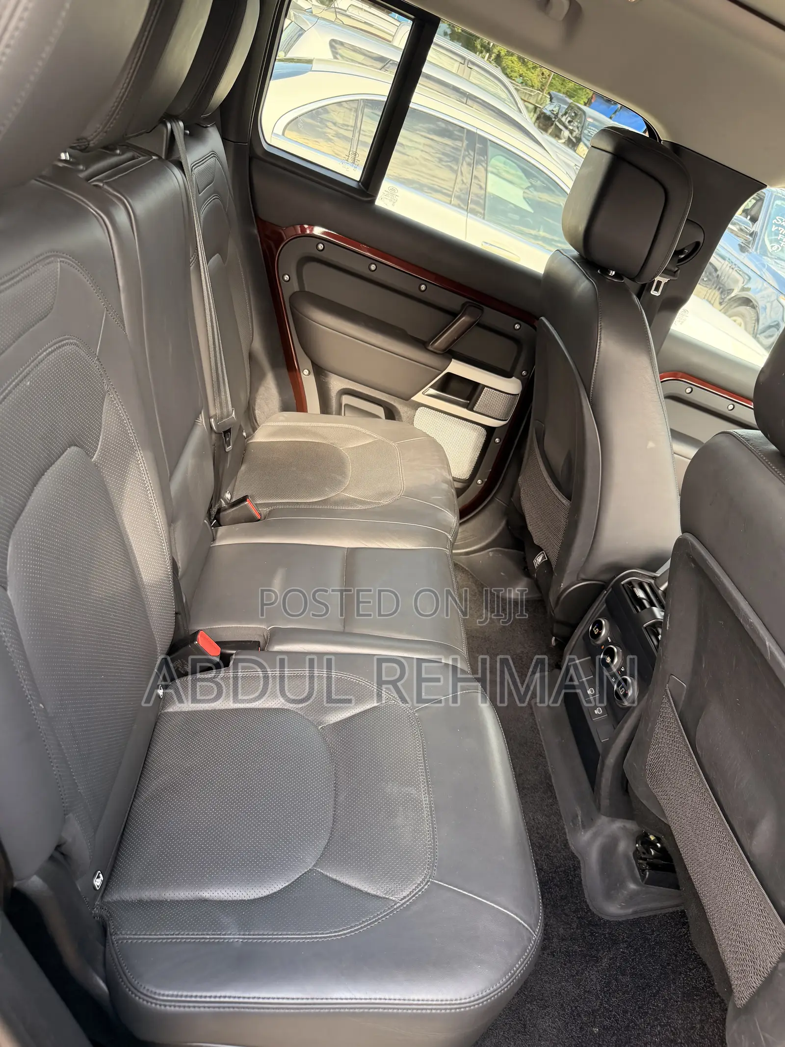 Land Rover Defender SE 2024 Red
