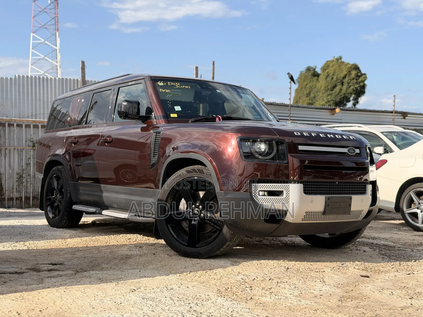 Land Rover Defender SE 2024 Red