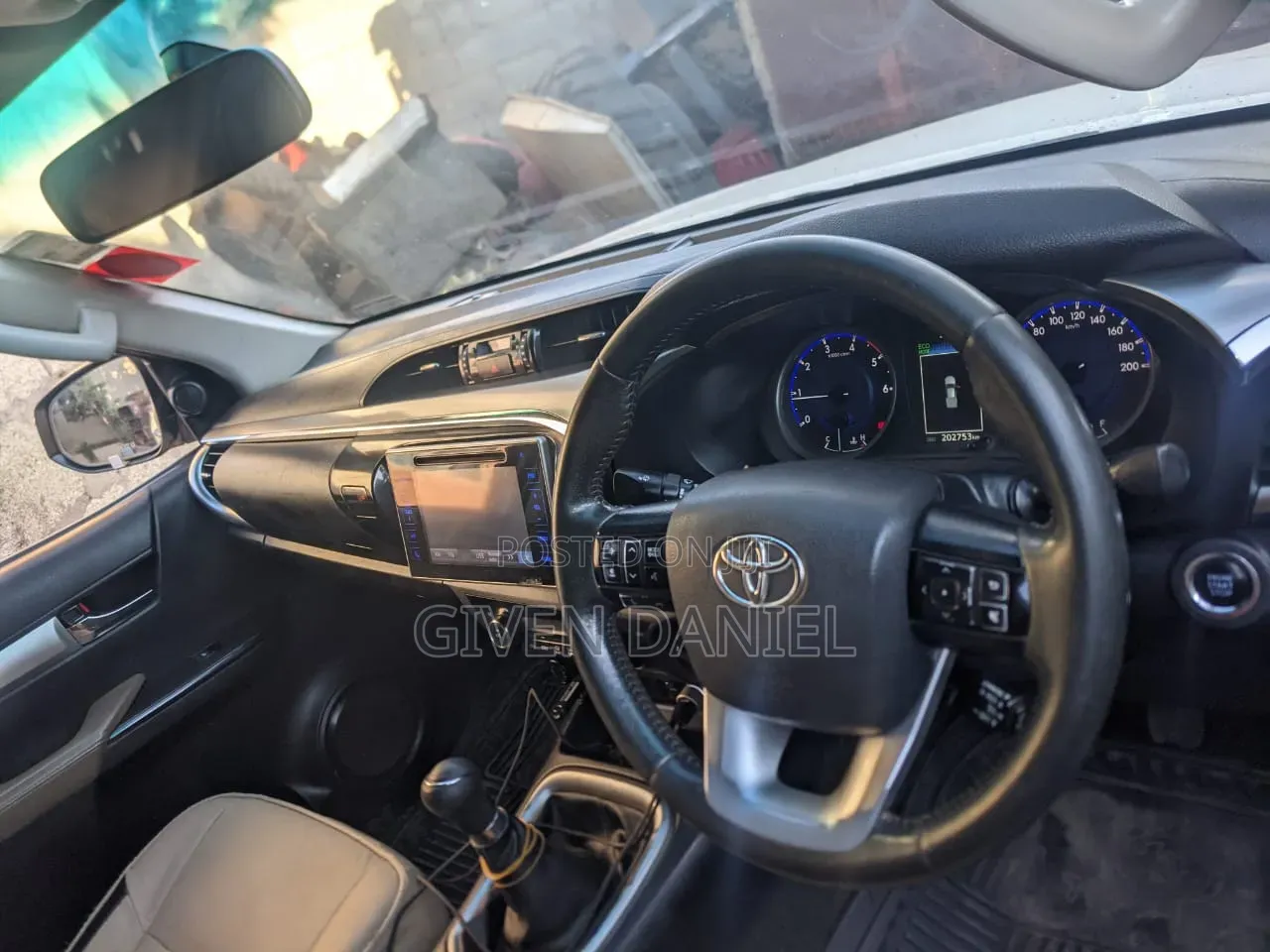 Toyota Hilux 2022 White