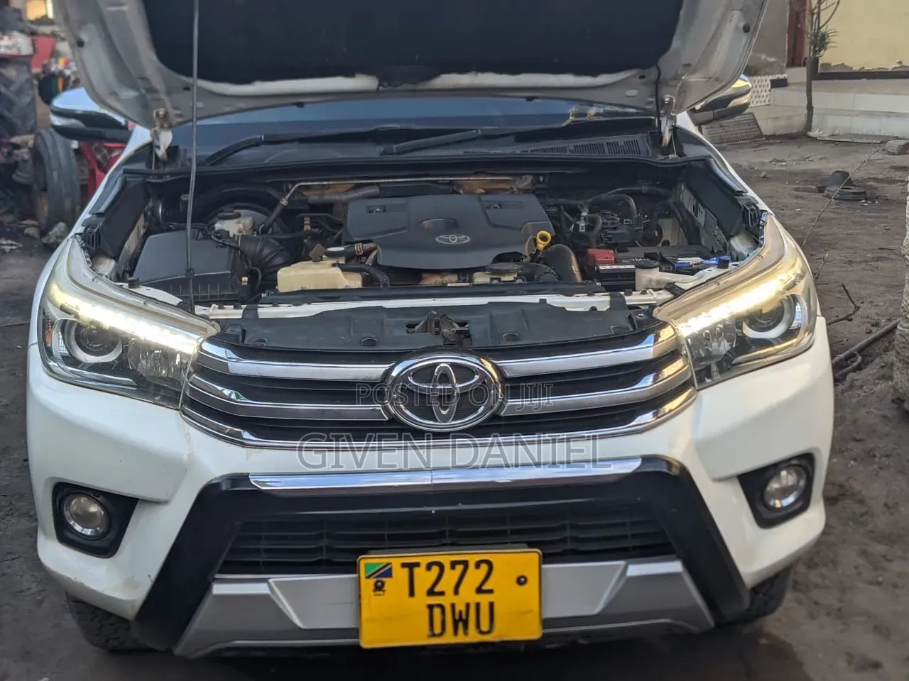 Toyota Hilux 2022 White