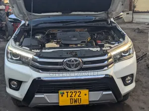 Toyota Hilux 2022 White