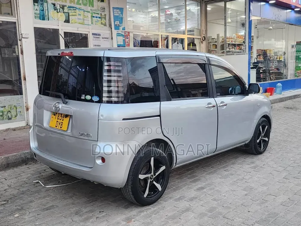 Toyota Sienta 2006 Silver