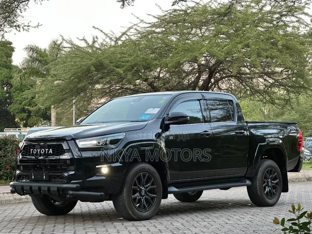 Toyota Hilux 2024 Black