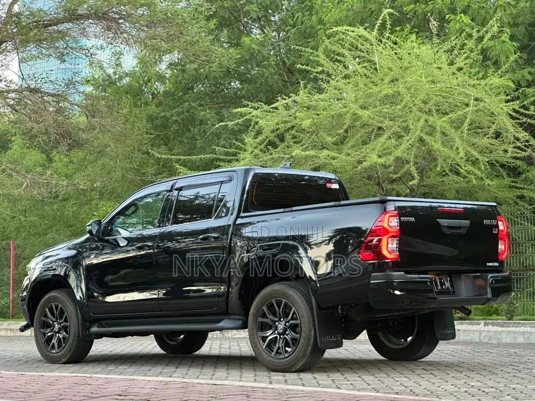 Toyota Hilux 2024 Black