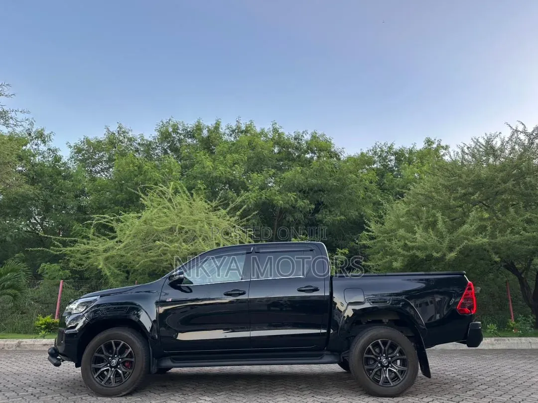 Toyota Hilux 2024 Black