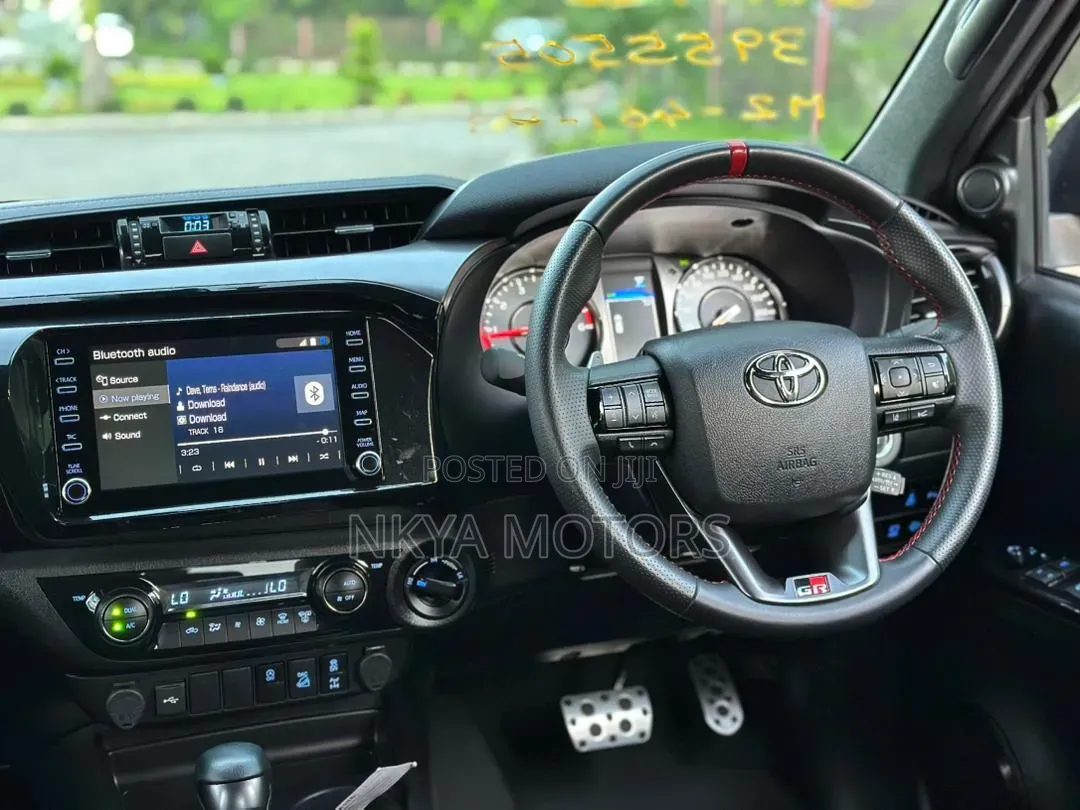 Toyota Hilux 2024 Black