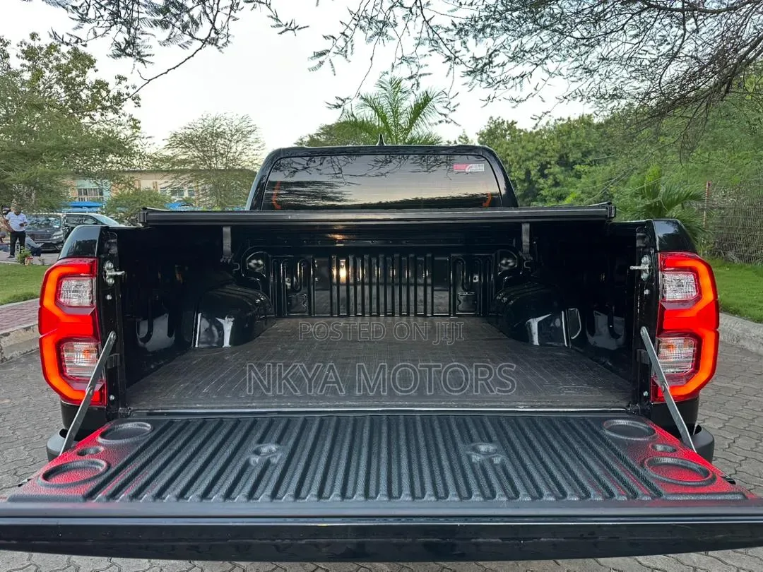 Toyota Hilux 2024 Black