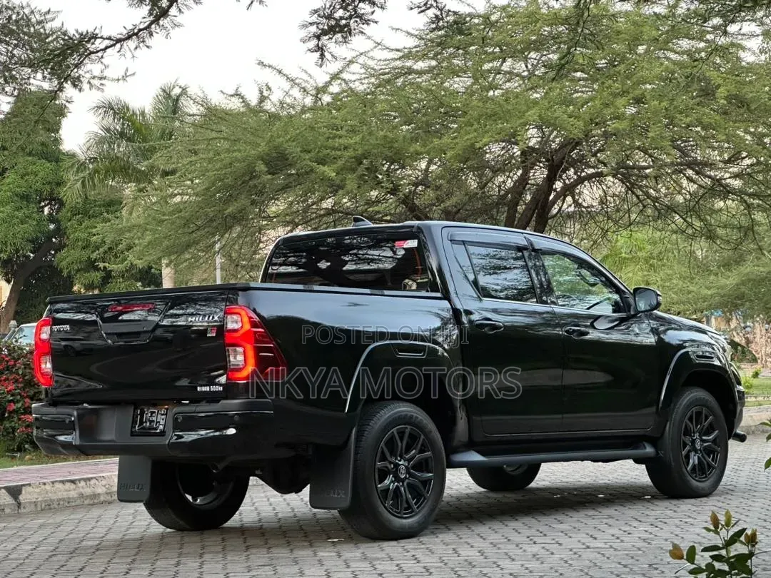 Toyota Hilux 2024 Black