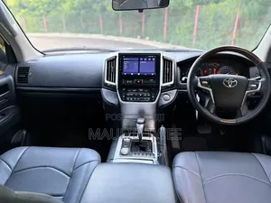 Toyota Land Cruiser 2016 White