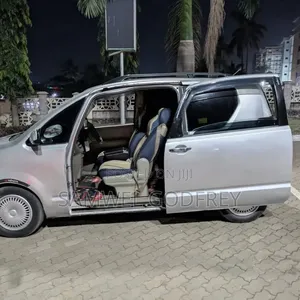 Toyota Porte 2005 Silver