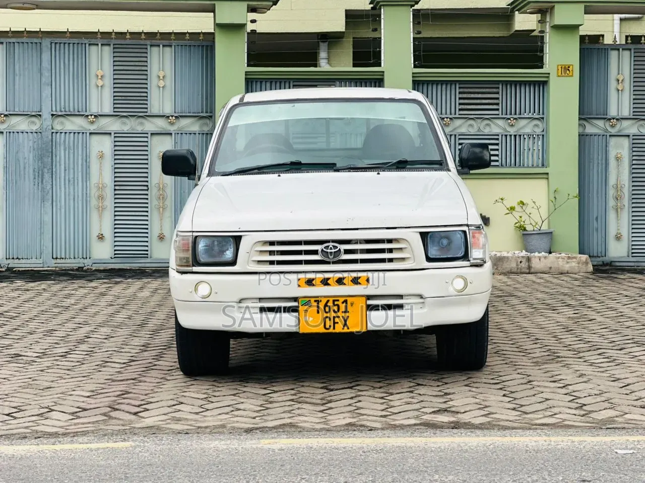 Toyota Hilux 2001 White